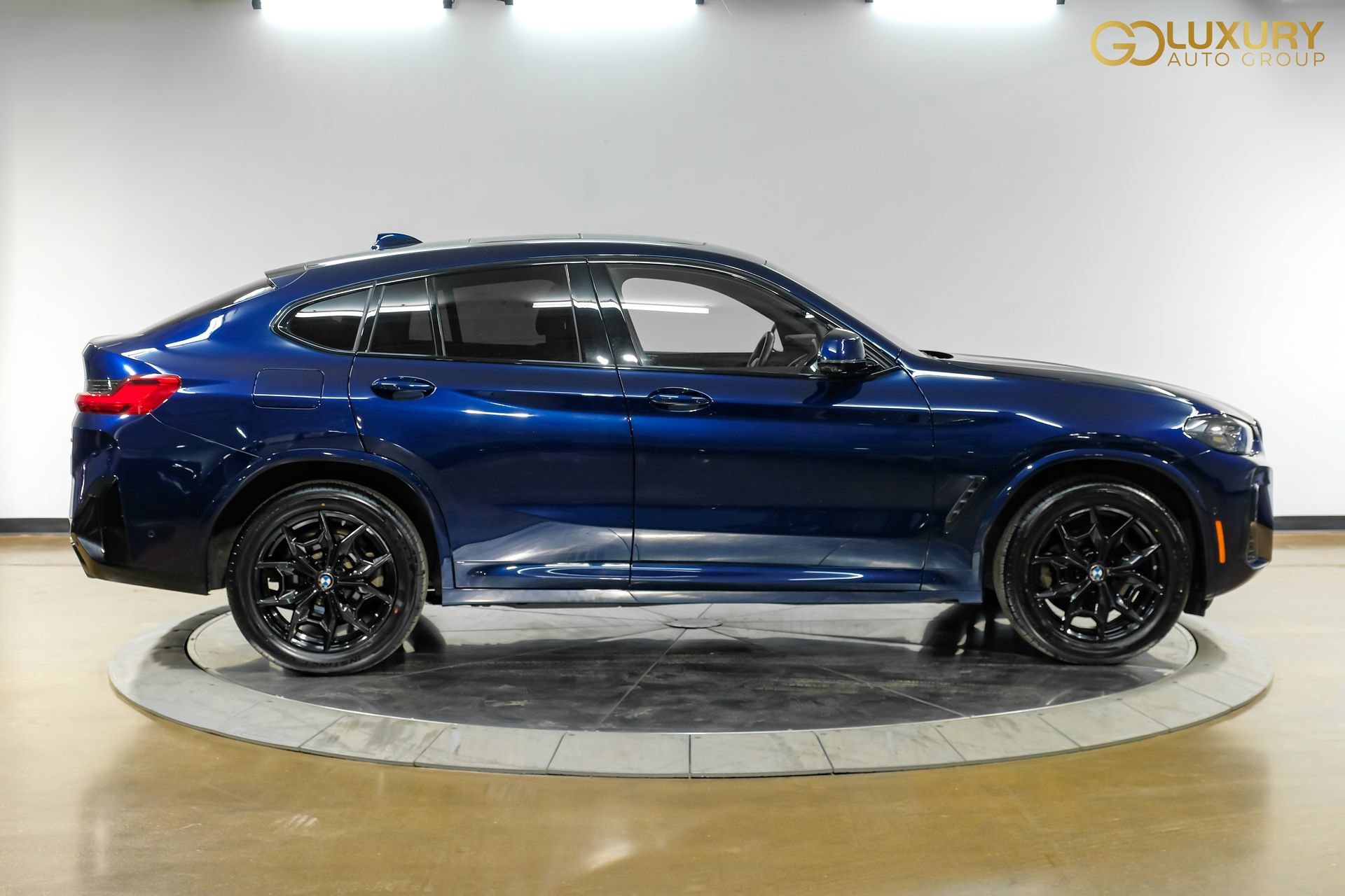 Used 2024 BMW X4 xDrive30i w/ M Sport Package AWD/4WD image 8