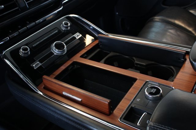 Used 2019 Lincoln Navigator Select image 16