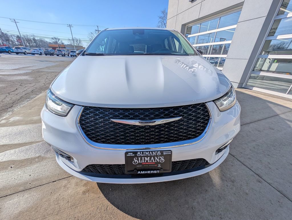 Used 2024 Chrysler Pacifica Touring-L image 9