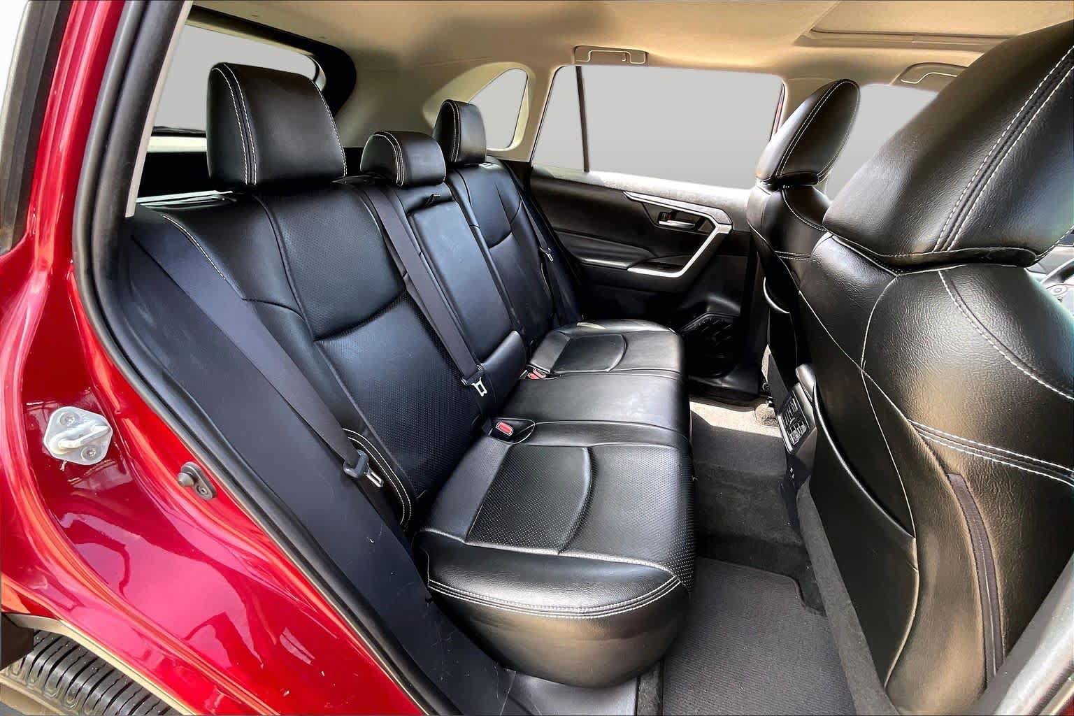 Used 2021 Toyota RAV4 XLE w/ Convenience Package FWD image 16