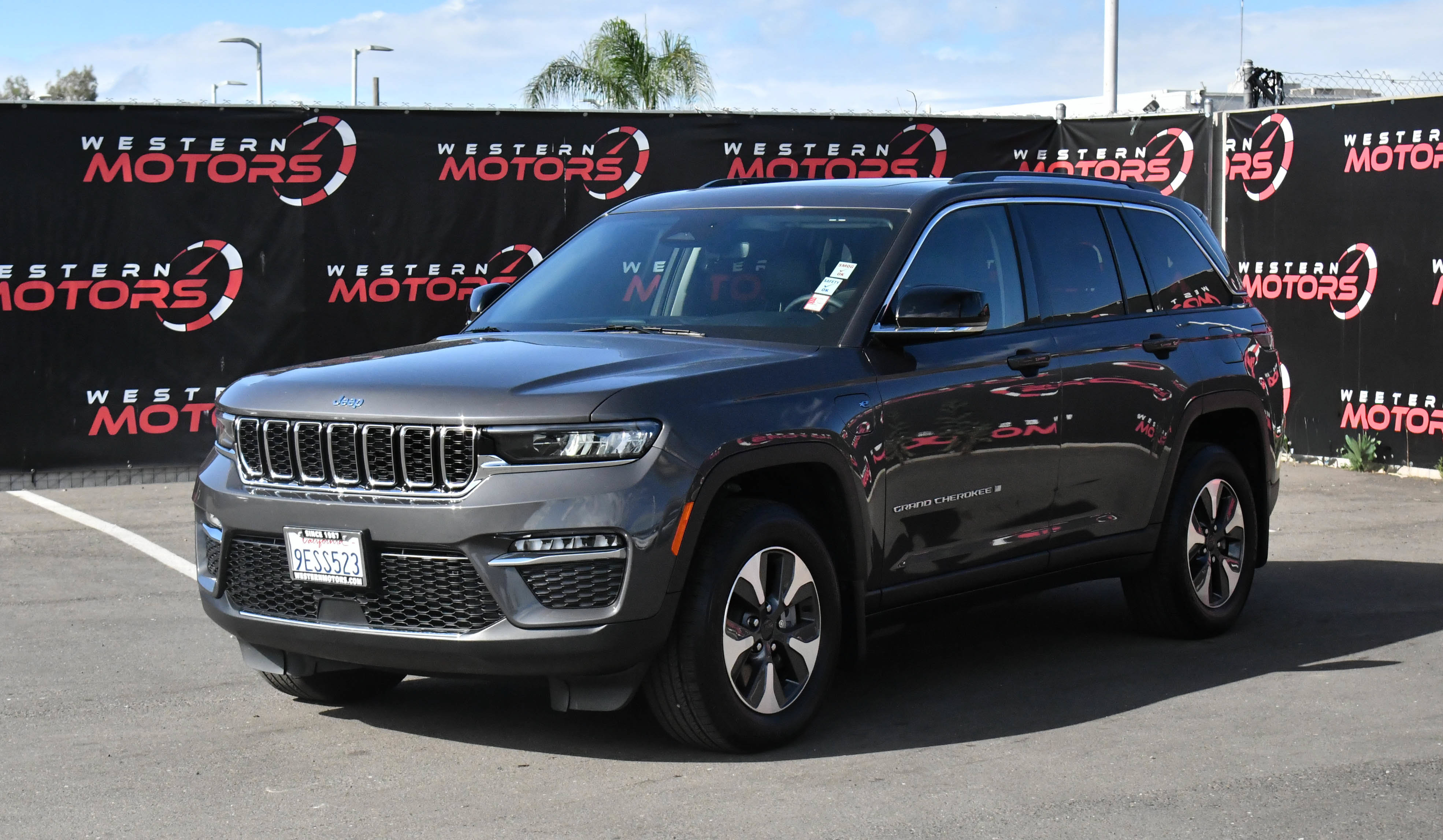 Used 2022 Jeep Grand Cherokee Limited 4xe w/ MOPAR Finishing Package AWD/4WD image 3