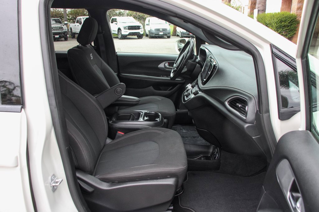 Used 2021 Chrysler Pacifica Touring w/ S Appearance Package image 39