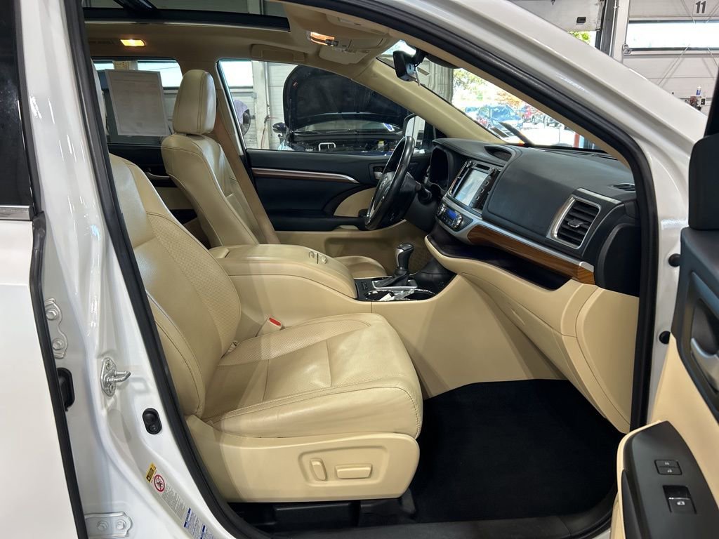 Used 2018 Toyota Highlander Limited Platinum image 25