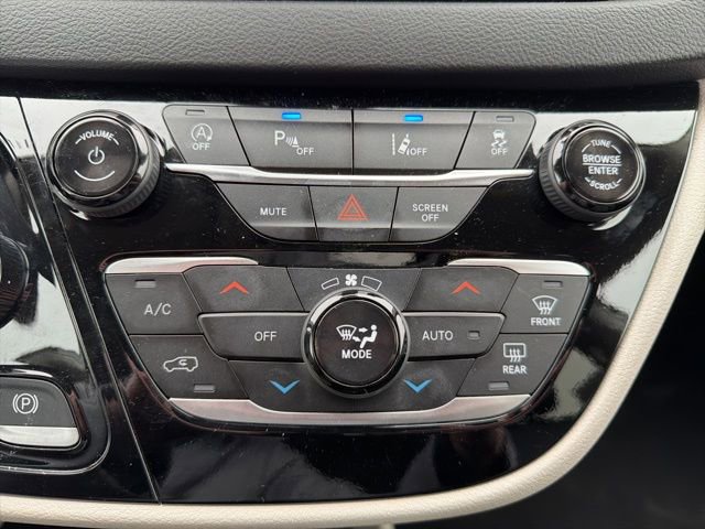 Used 2024 Chrysler Pacifica Touring-L image 29