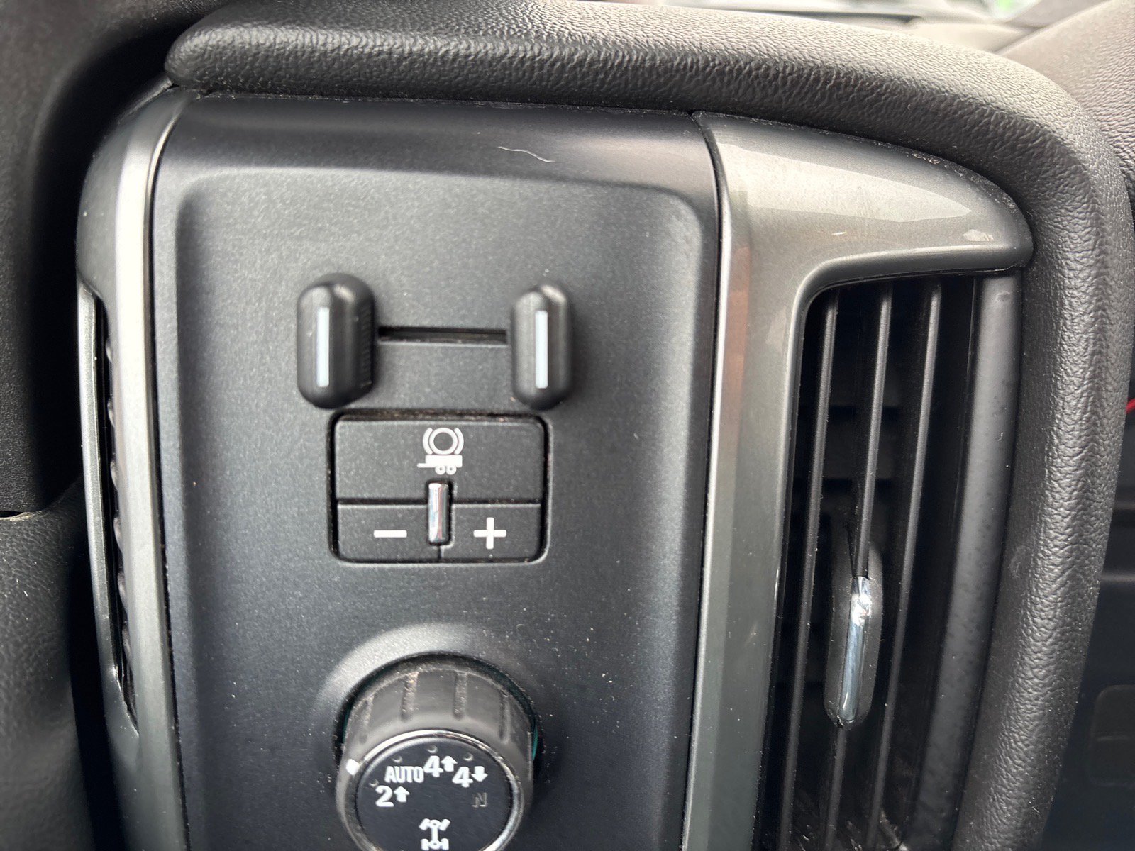 Used 2018 Chevrolet Silverado 1500 LT w/ LPO, Black Pack AWD/4WD image 19