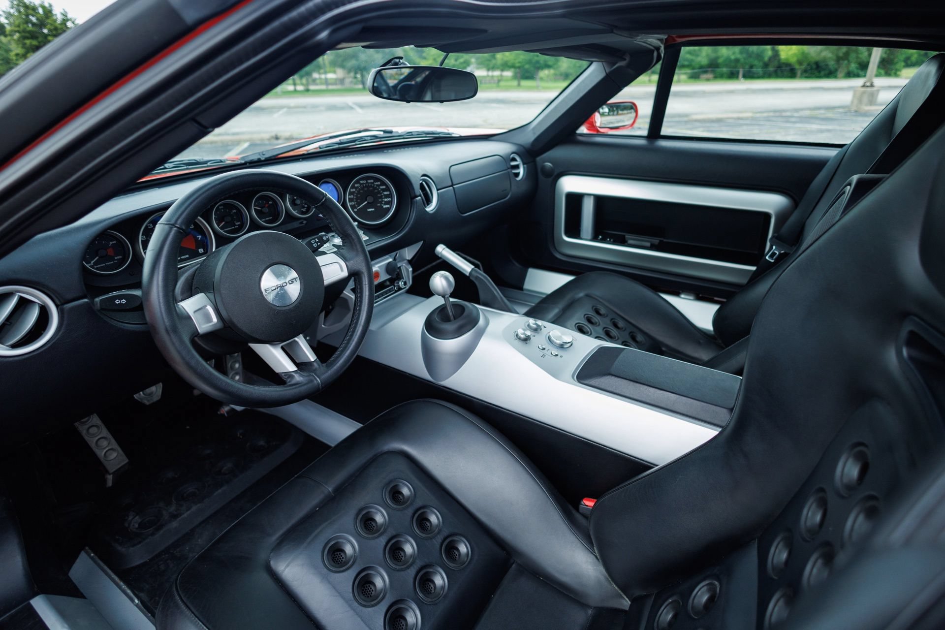 Used 2005 Ford GT RWD image 2