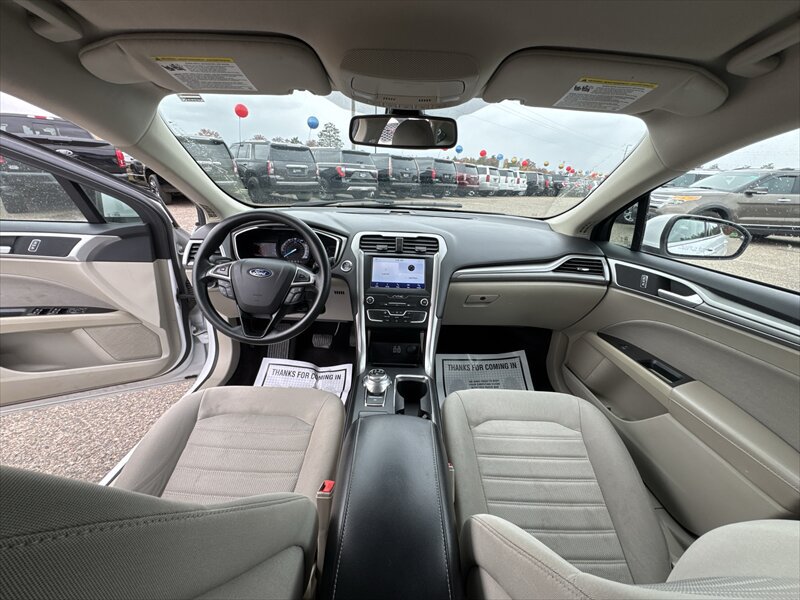 Used 2020 Ford Fusion SE FWD image 9