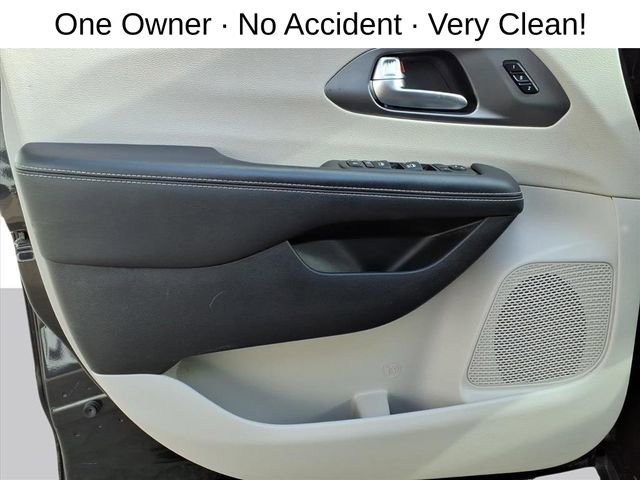 Used 2023 Chrysler Pacifica Touring-L FWD image 10