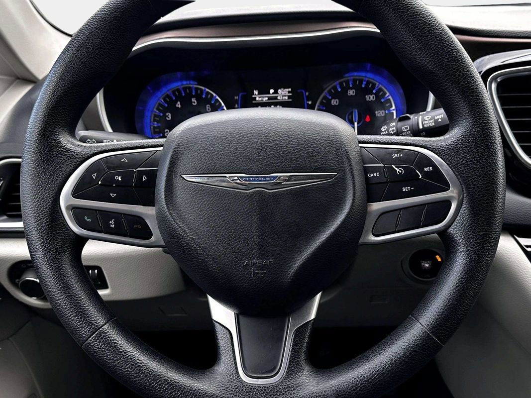 Used 2020 Chrysler Voyager Lxi image 24