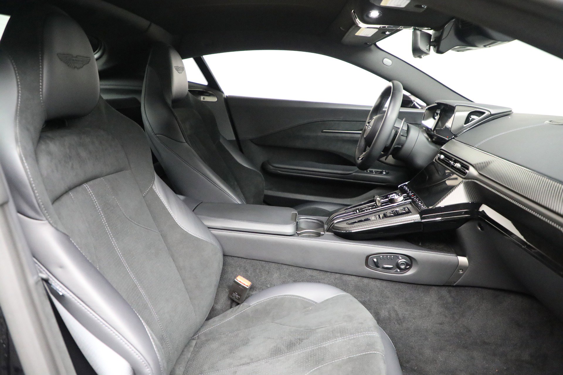 Used 2025 Aston Martin V8 Vantage Coupe image 25