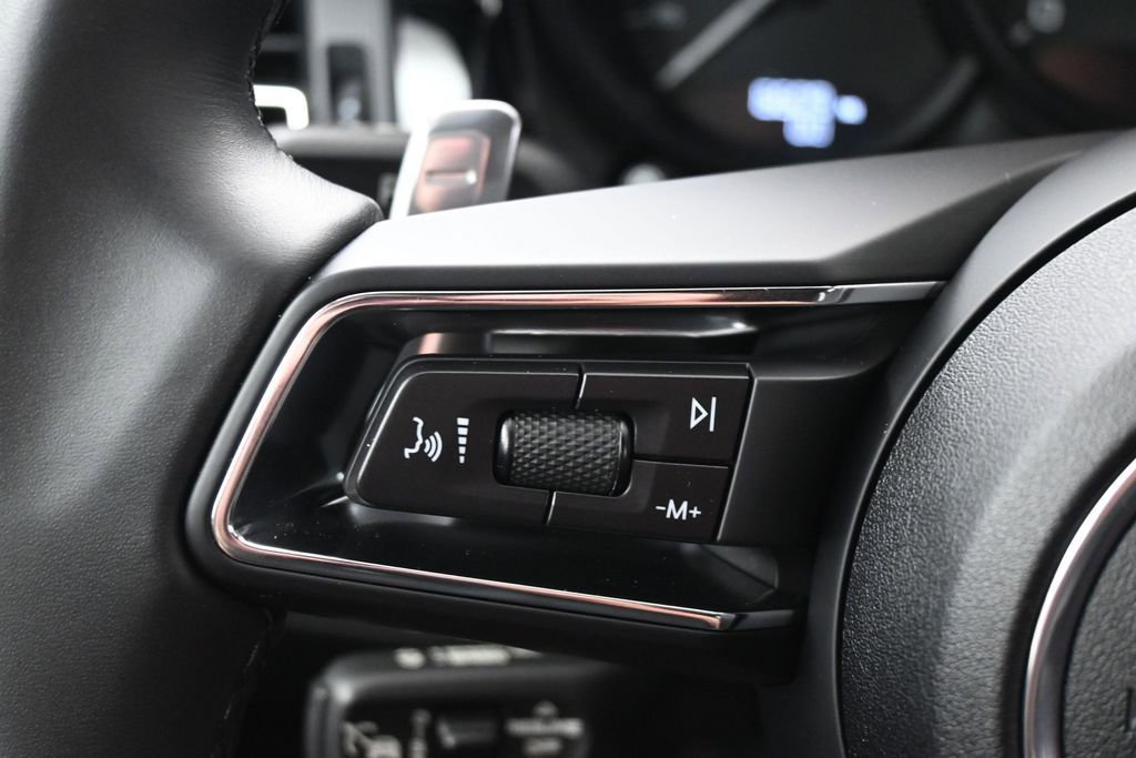 Used 2025 Porsche Macan AWD/4WD image 21