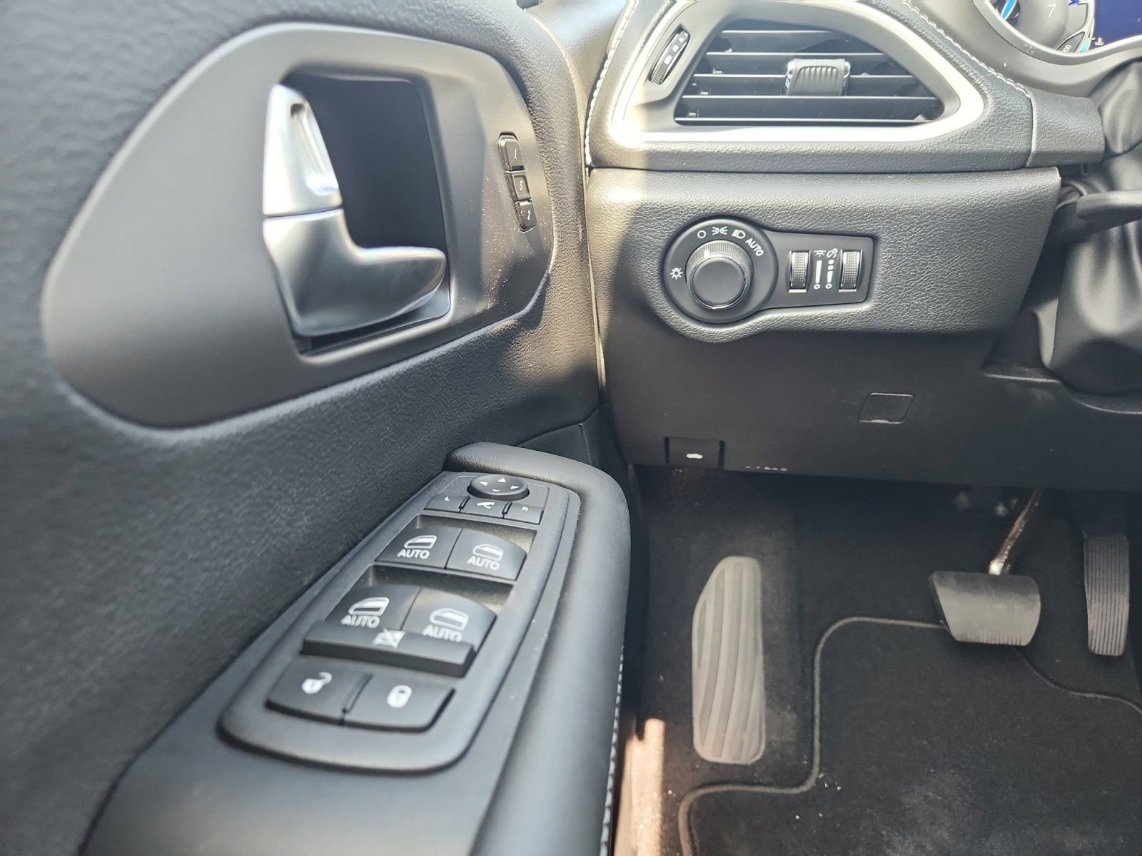 New 2027 Chrysler Pacifica Limited FWD image 18