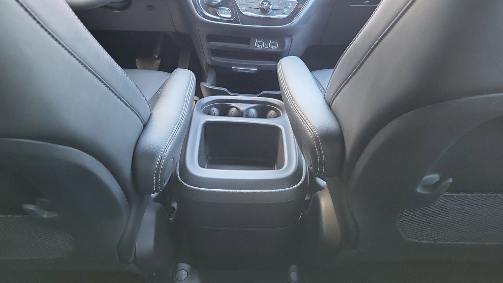 Used 2025 Chrysler Pacifica Select image 26