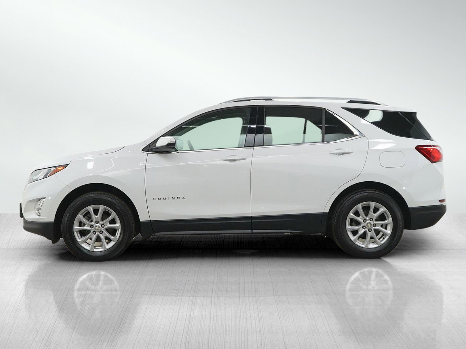 Used 2019 Chevrolet Equinox LT w/ Sun & Navigation Package AWD/4WD image 2