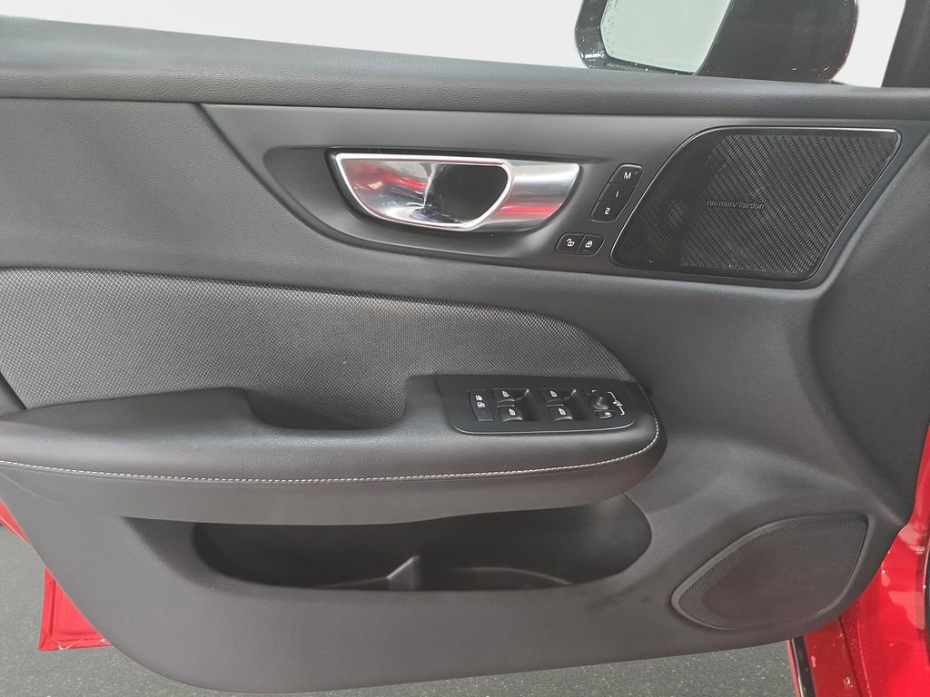 Used 2022 Volvo S60 T8 R-Design image 26