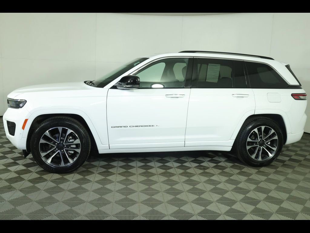Used 2023 Jeep Grand Cherokee Overland AWD/4WD image 4