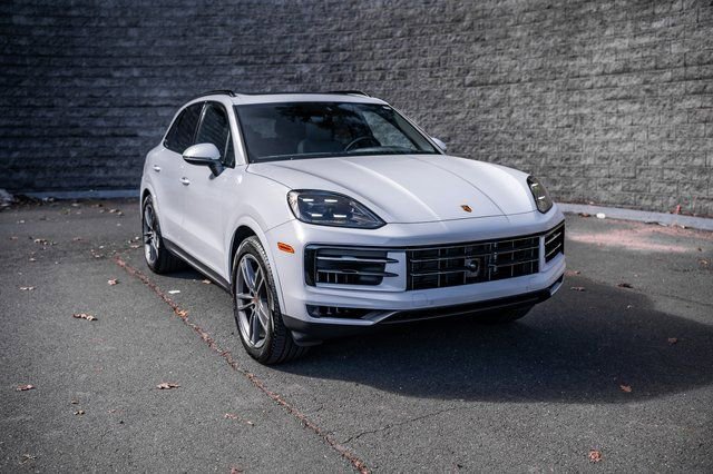 Used 2024 Porsche Cayenne image 2
