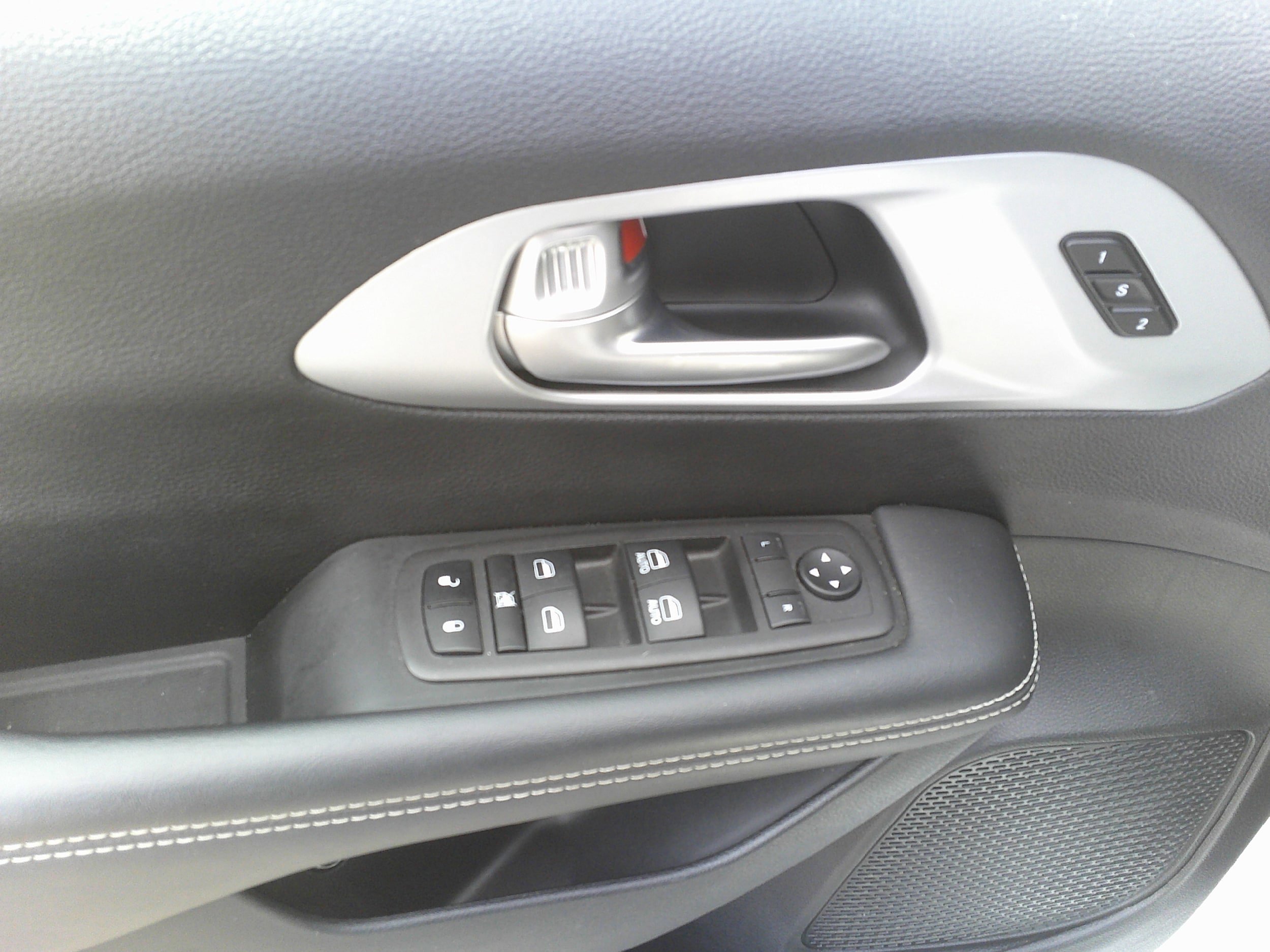 Used 2024 Chrysler Pacifica Limited FWD image 16