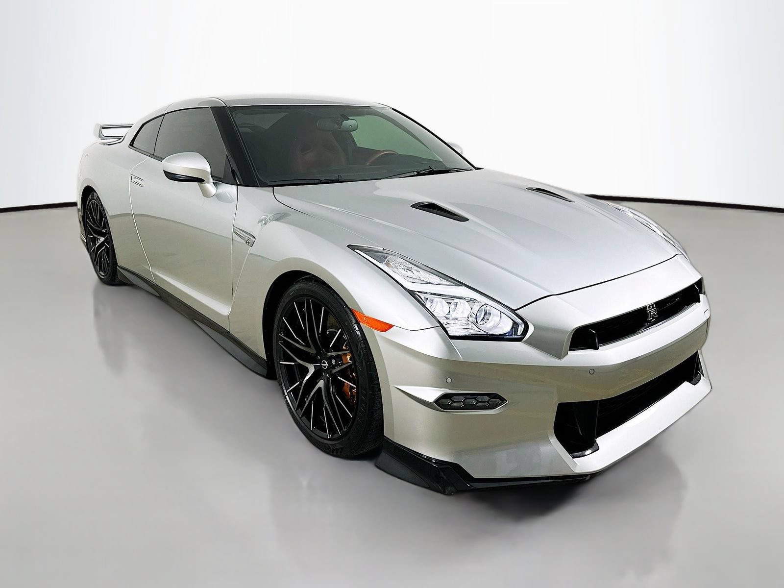 Used 2024 Nissan GT-R Premium w/ Premium Interior Package AWD/4WD image 3