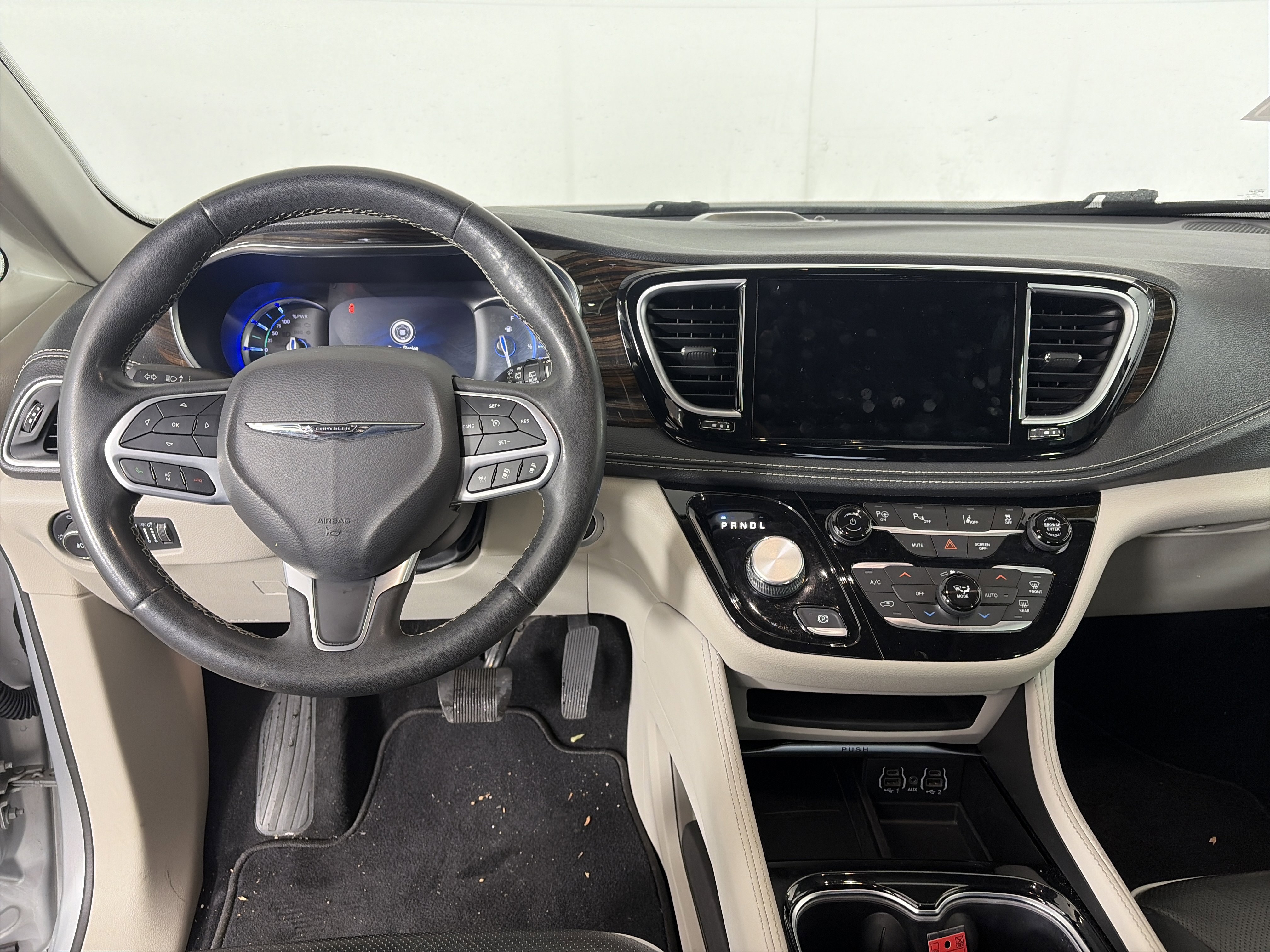 Used 2022 Chrysler Pacifica Limited image 3