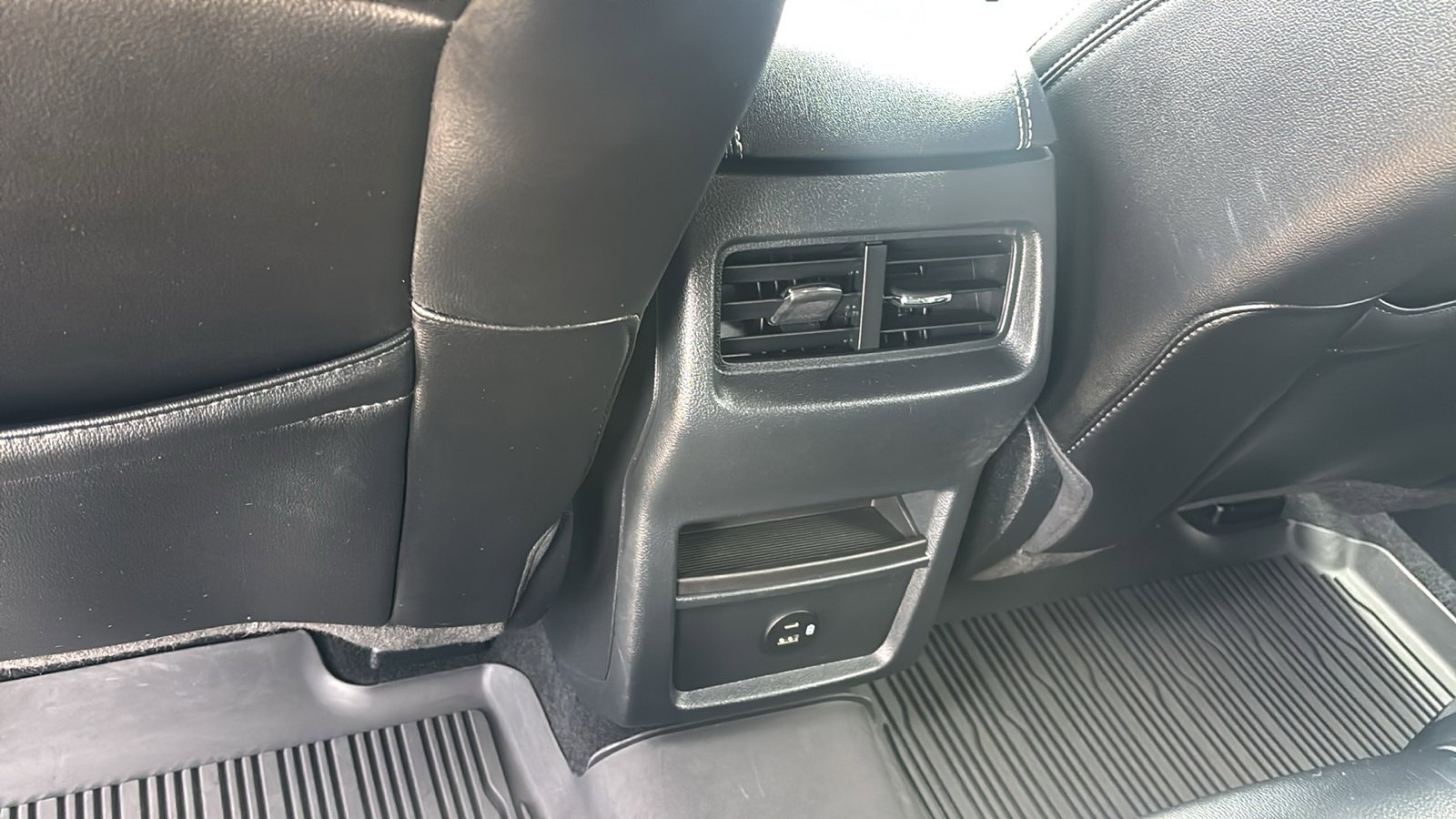 Used 2021 Ford Edge ST image 27