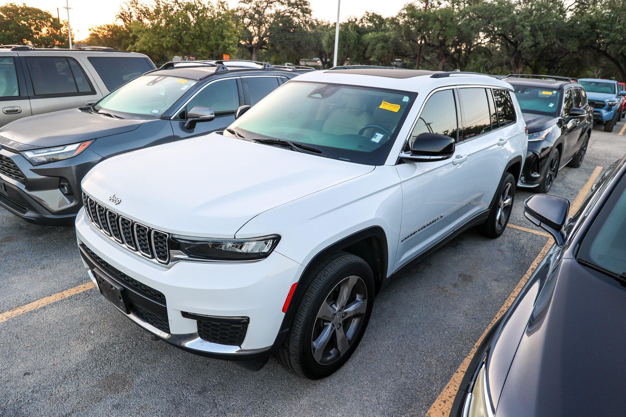 Used 2021 Jeep Grand Cherokee L Limited AWD/4WD image 3