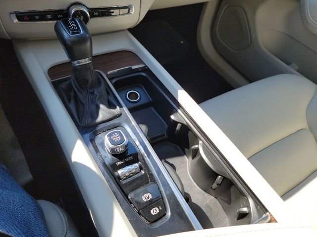 Used 2021 Volvo XC60 T5 Momentum AWD/4WD image 24