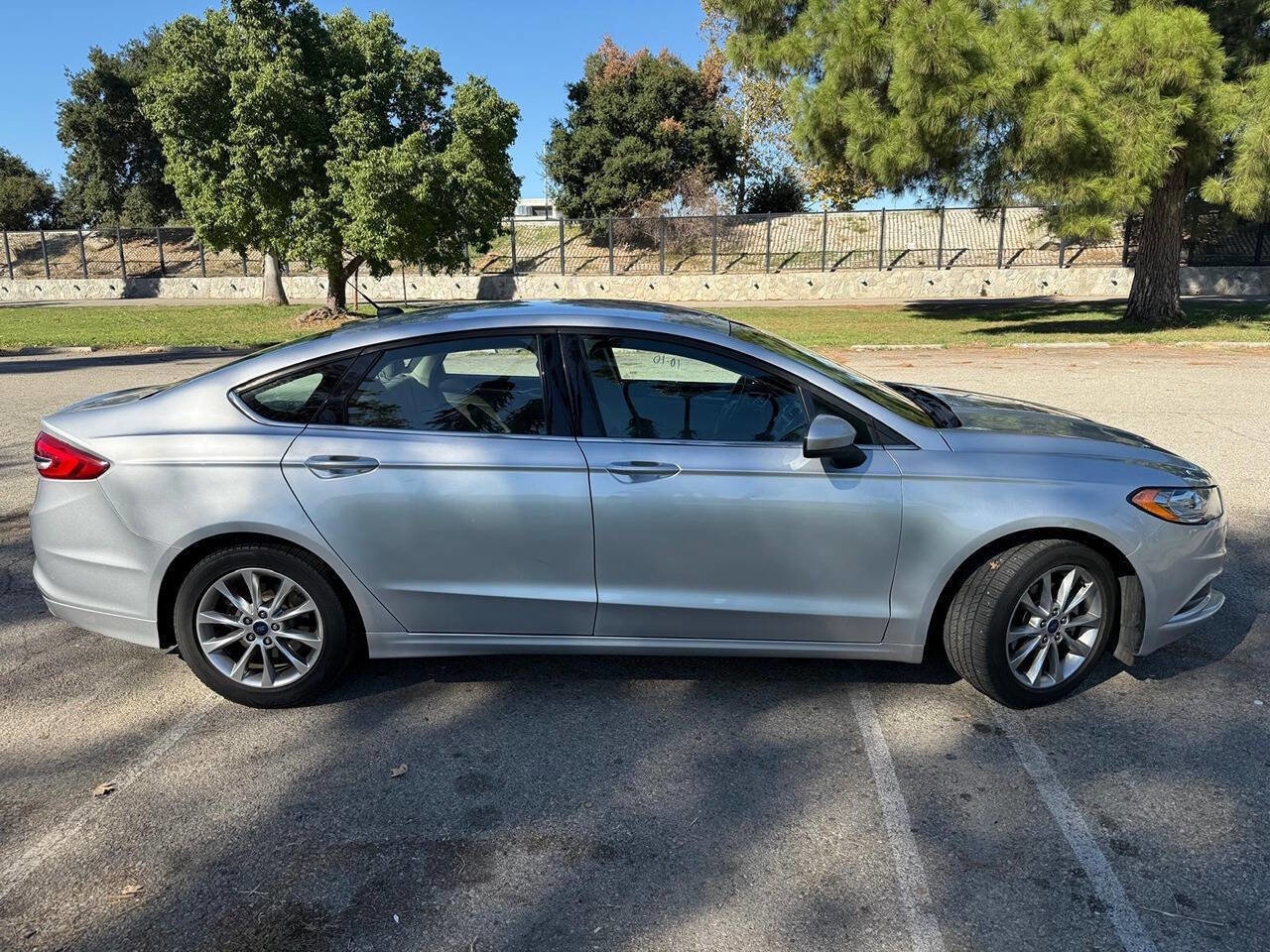 Used 2017 Ford Fusion SE image 4