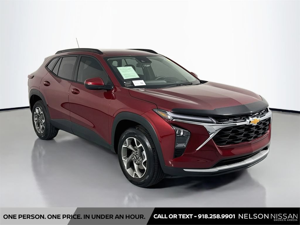 Used 2025 Chevrolet Trax LT w/ Driver Confidence Package FWD image 3