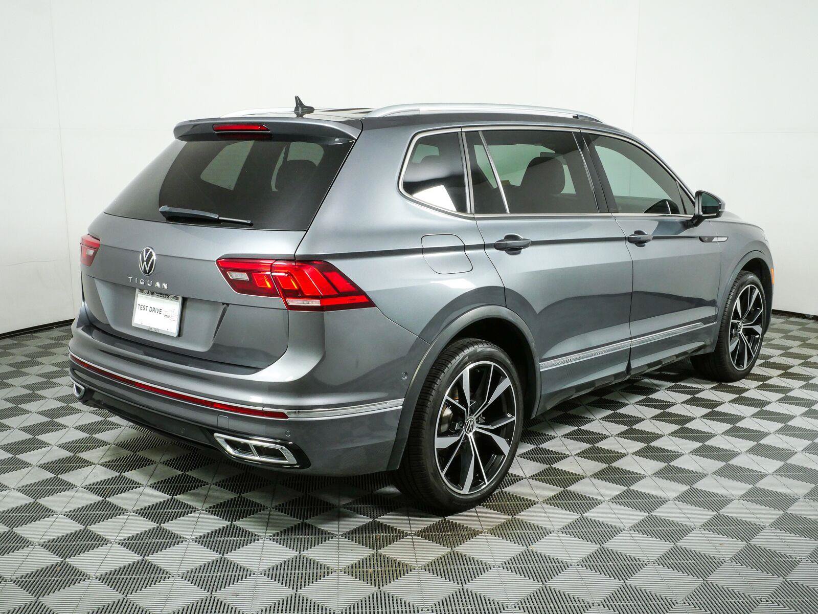 Used 2022 Volkswagen Tiguan SEL R-Line AWD/4WD image 3