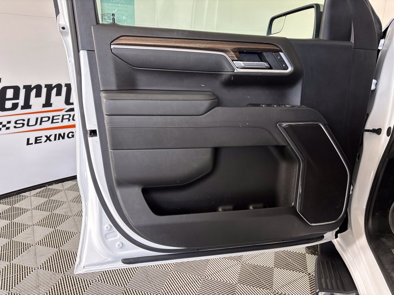 Used 2025 Chevrolet Silverado 1500 LT AWD/4WD image 7