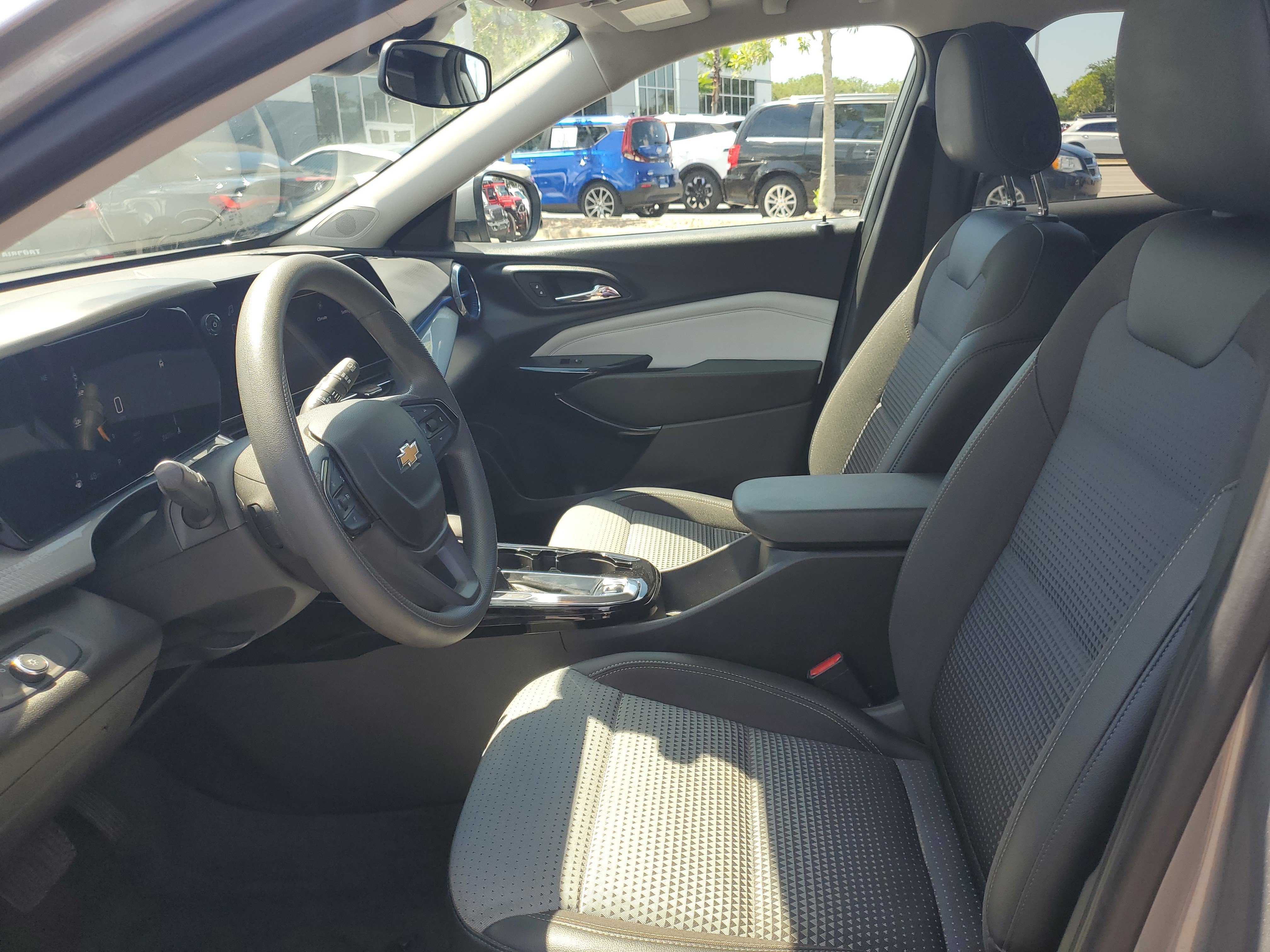Used 2025 Chevrolet Trax LT FWD image 12