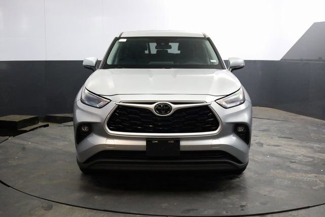 Used 2024 Toyota Highlander LE image 3