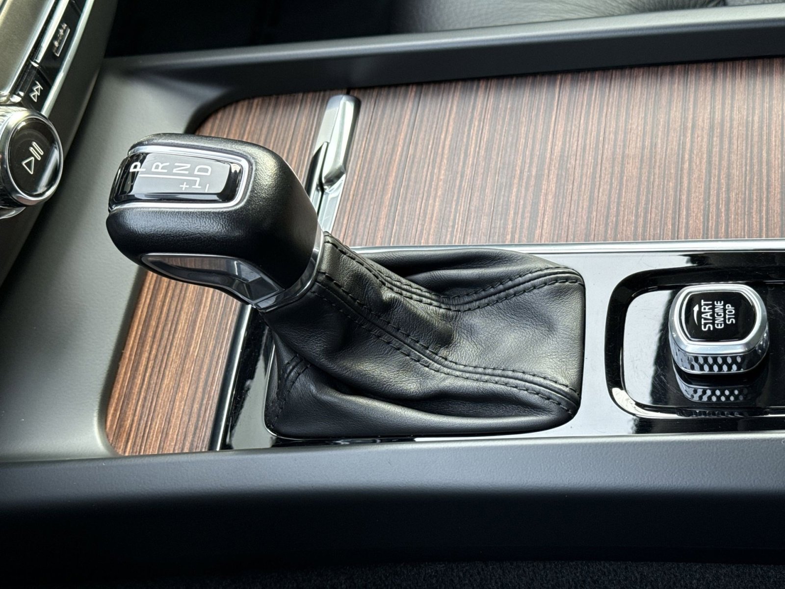 Used 2021 Volvo XC60 T5 Momentum image 21