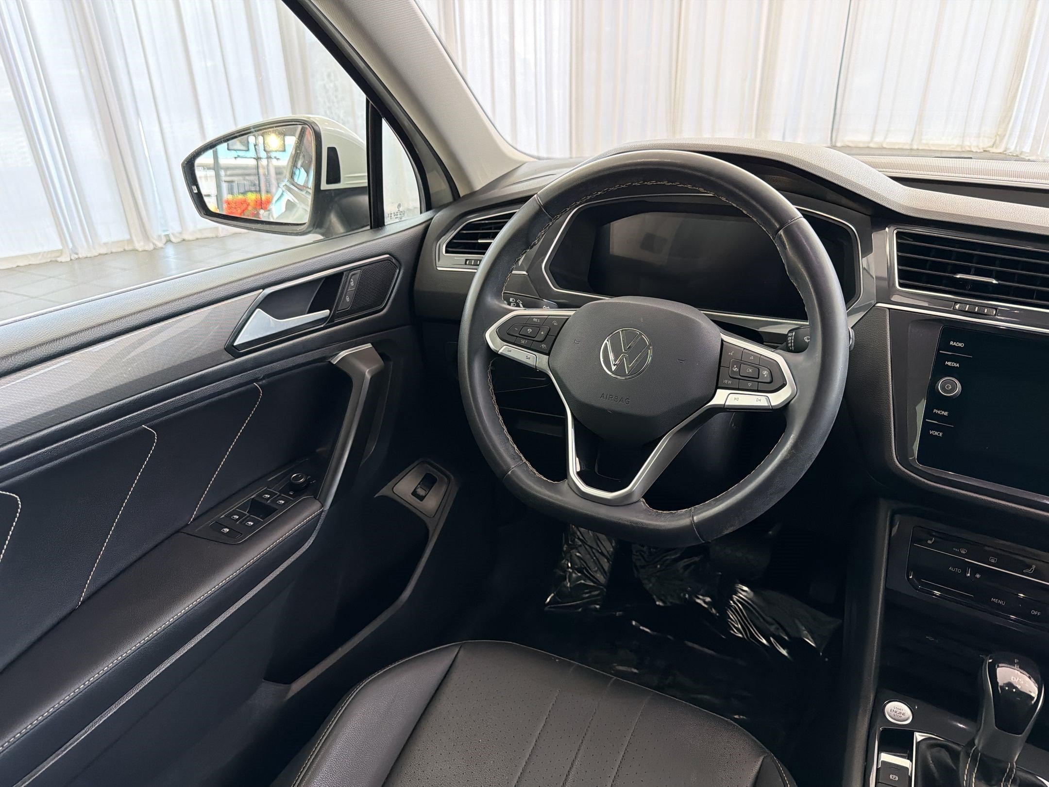 Certified 2023 Volkswagen Tiguan SE w/ Panoramic Sunroof Package FWD image 27