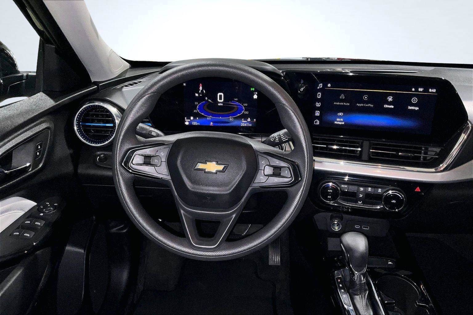 Used 2025 Chevrolet Trax LT image 6