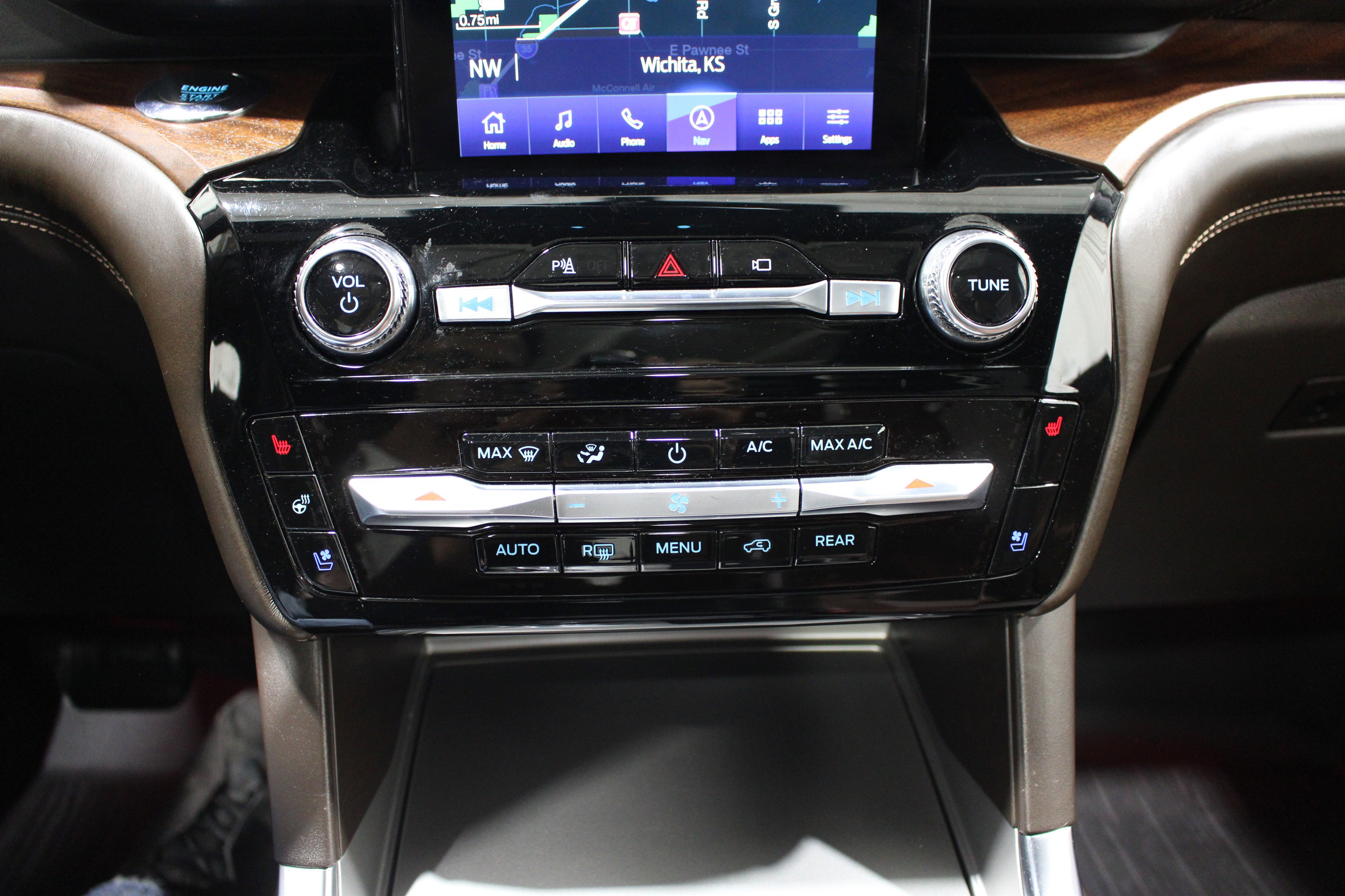 Used 2022 Ford Explorer King Ranch w/ Technology Package AWD/4WD image 18