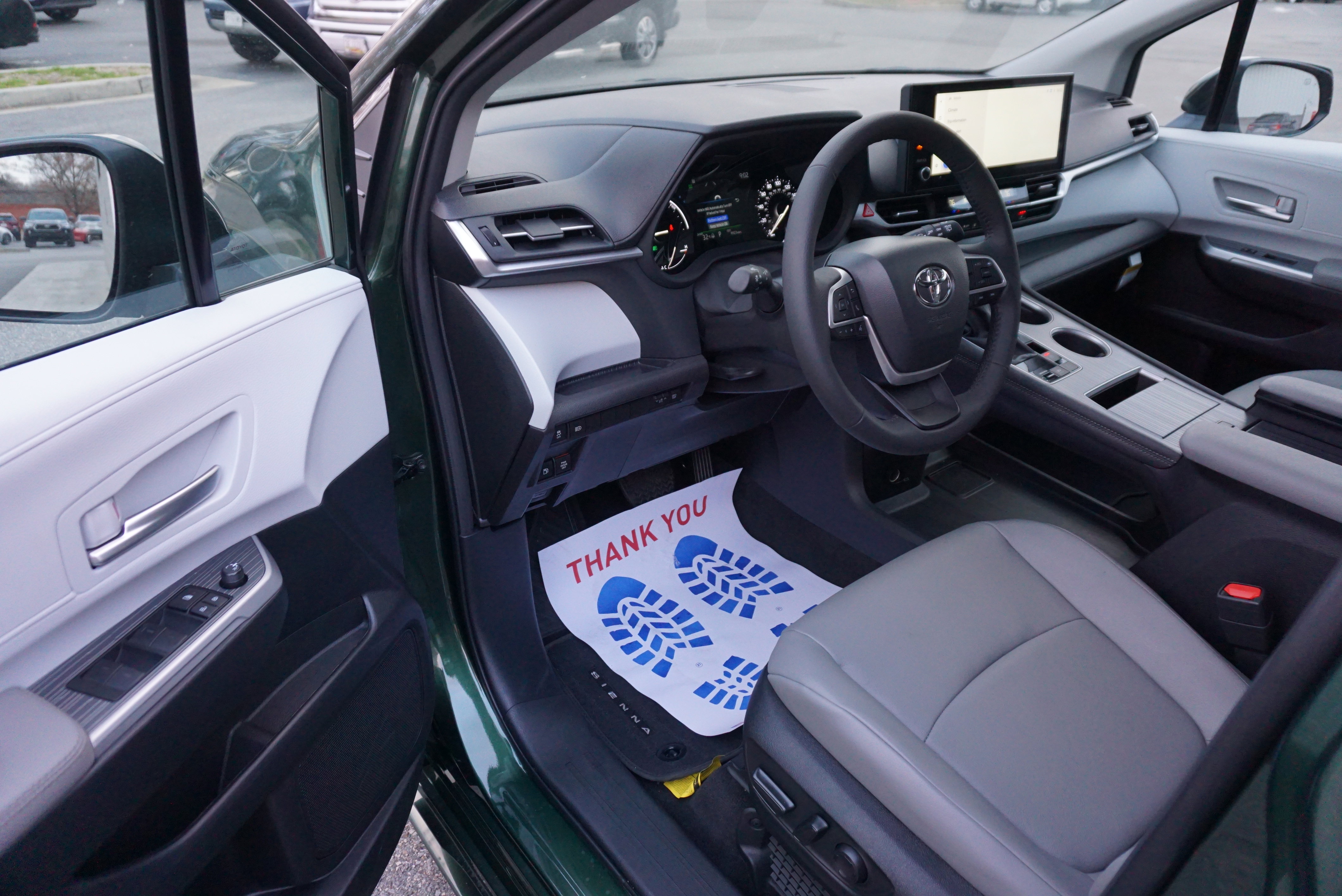 Used 2025 Toyota Sienna XLE image 7