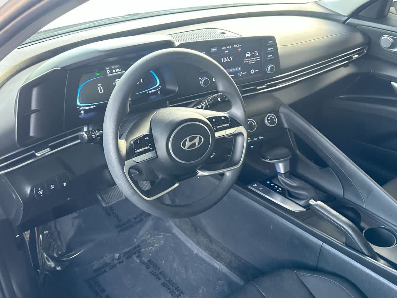 Used 2026 Hyundai Elantra SE FWD image 13