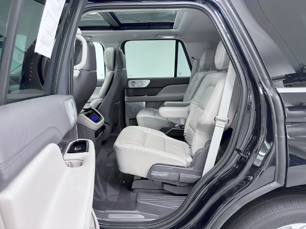 Used 2023 Lincoln Navigator Reserve AWD/4WD image 16