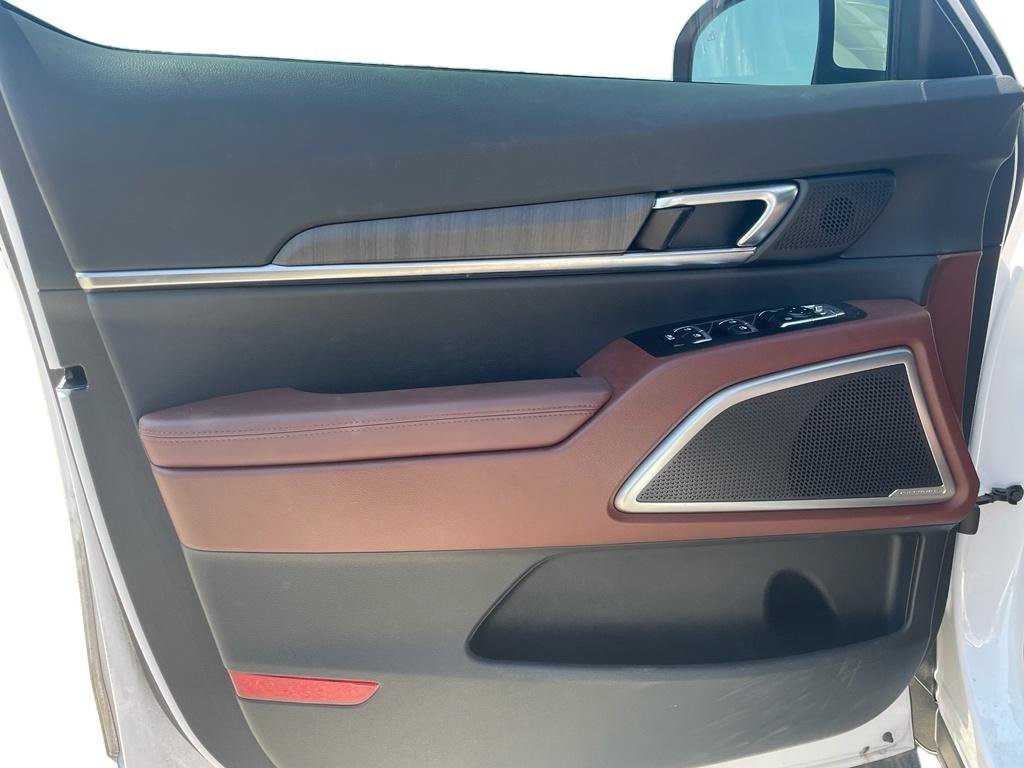 Used 2024 Kia Telluride EX w/ EX Captain's Chair Package image 3