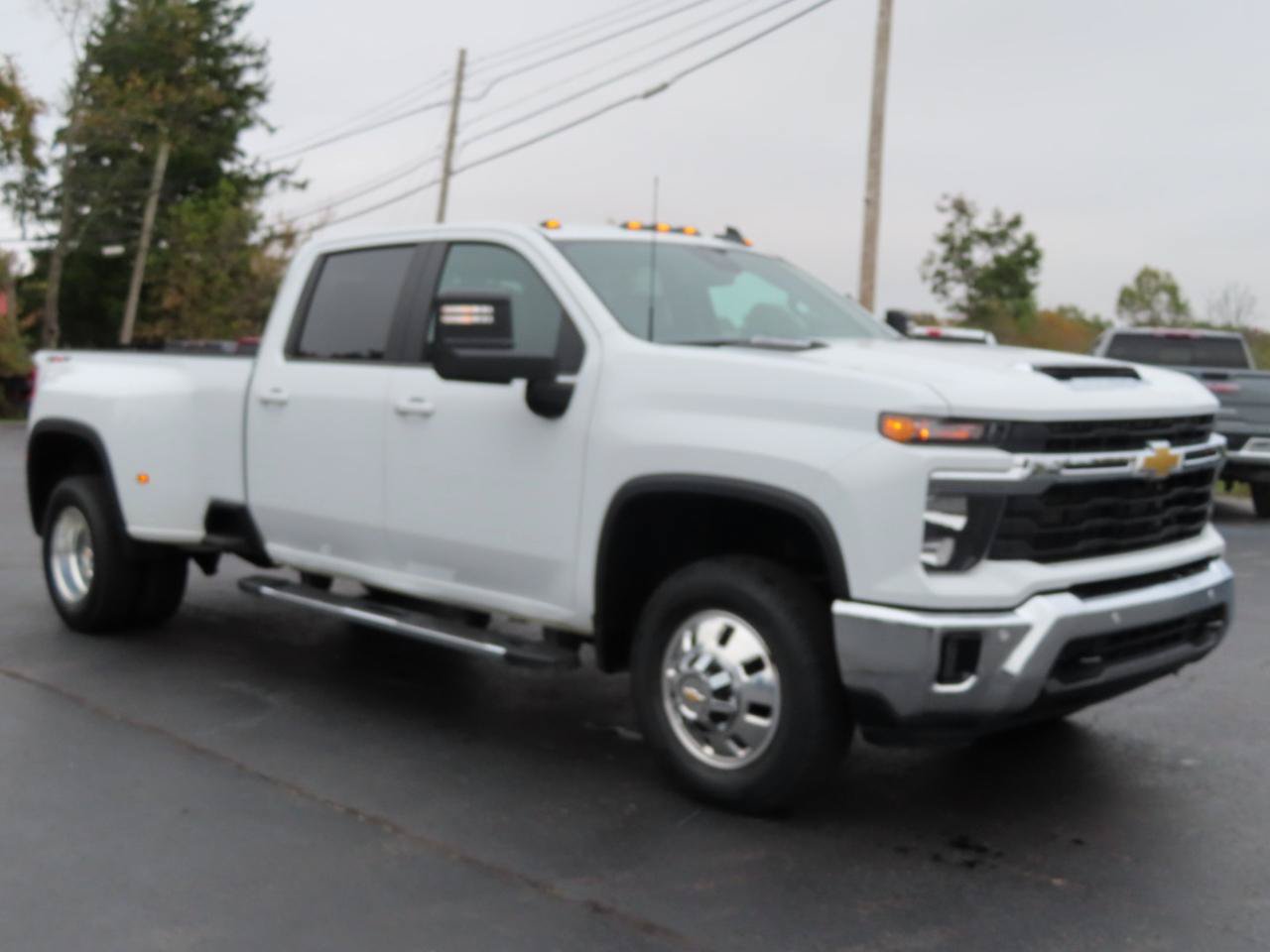 Used 2025 Chevrolet Silverado 3500 LT w/ Safety Package AWD/4WD image 8