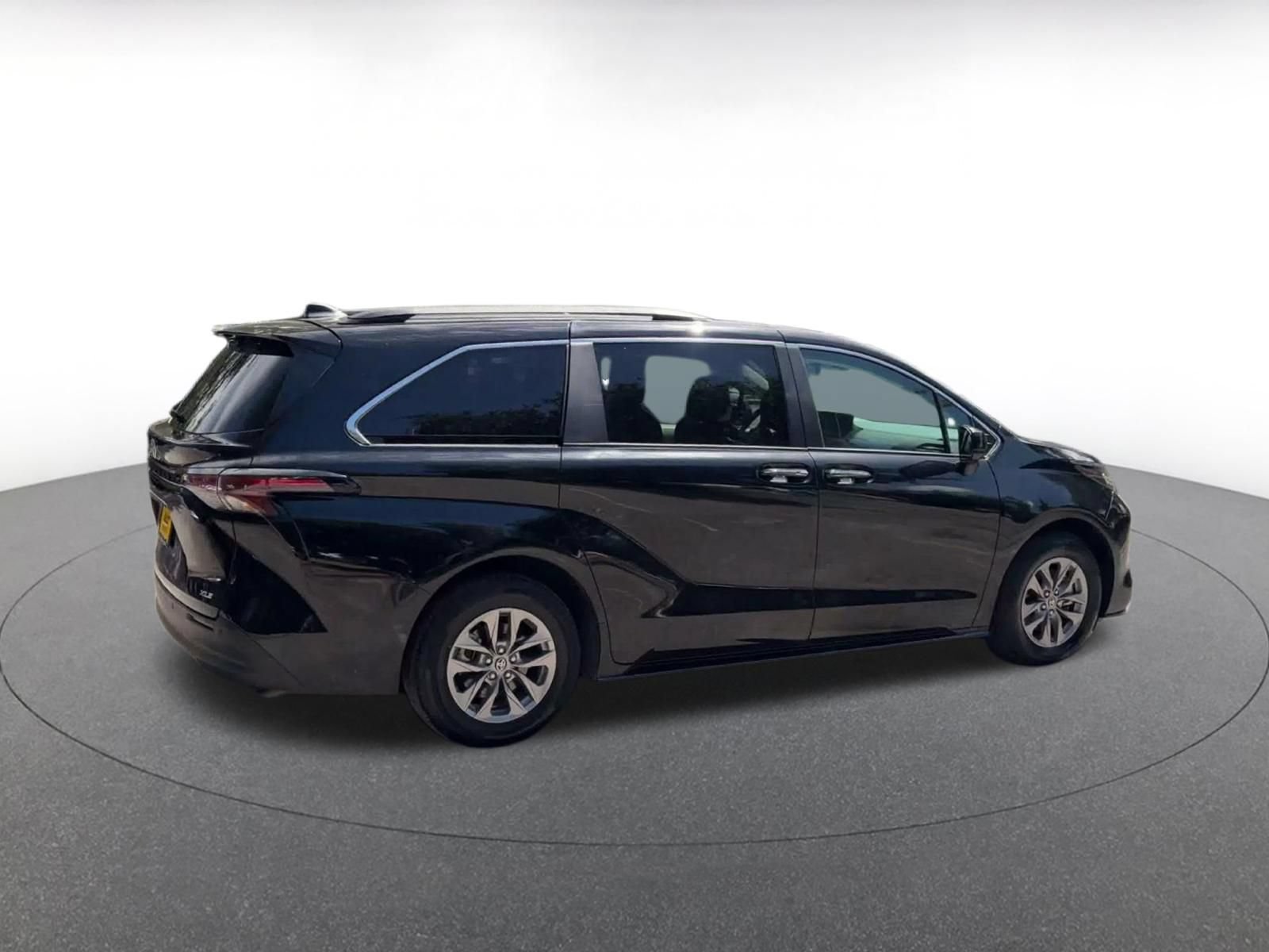 Used 2025 Toyota Sienna XLE FWD image 14