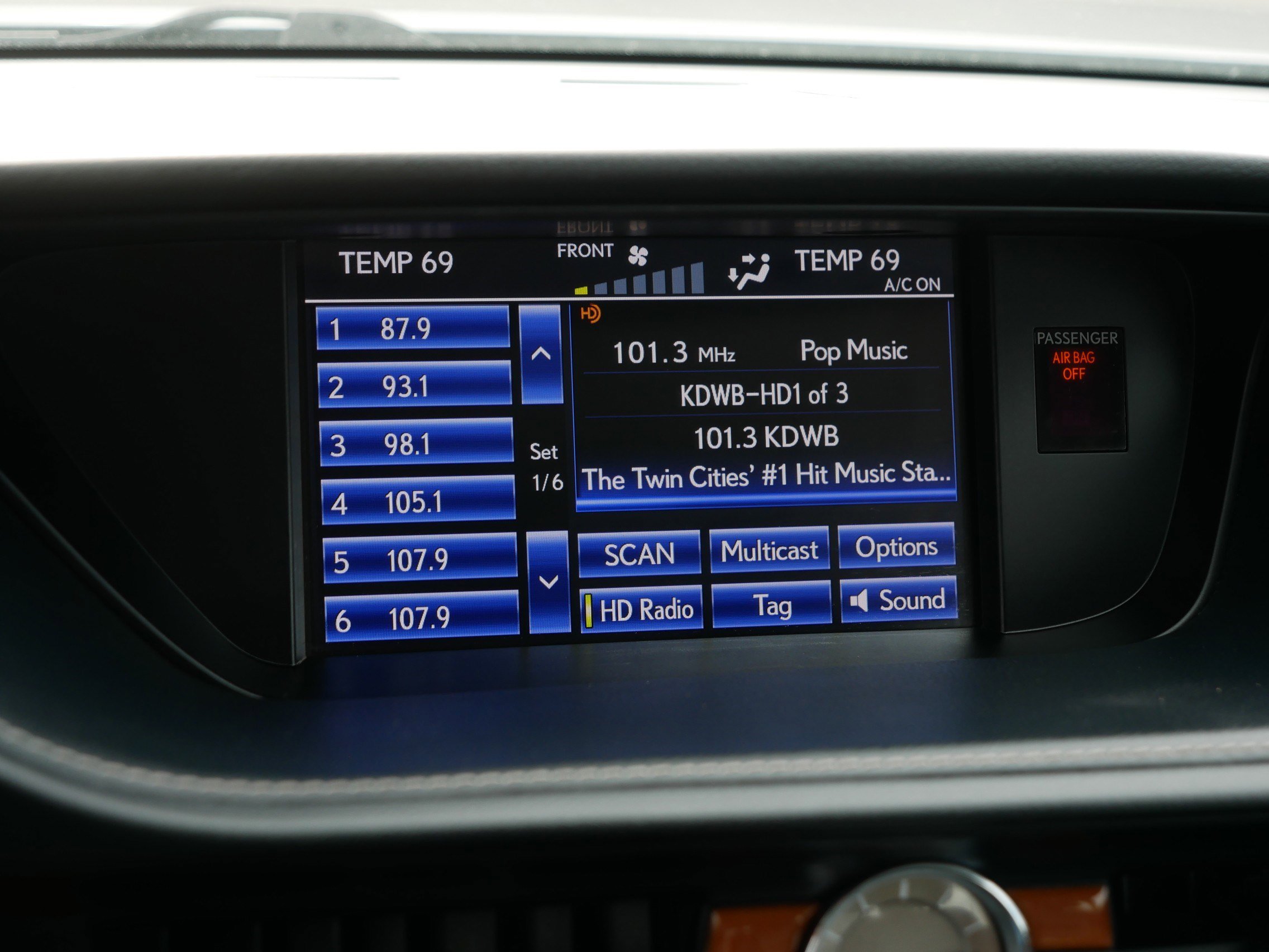 Used 2013 Lexus ES 300h w/ Luxury Pkg FWD image 22