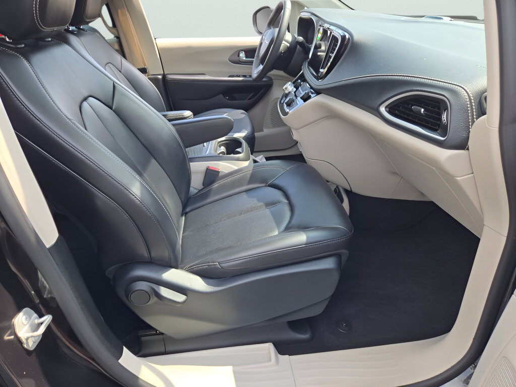 Used 2023 Chrysler Pacifica Touring-L FWD image 7