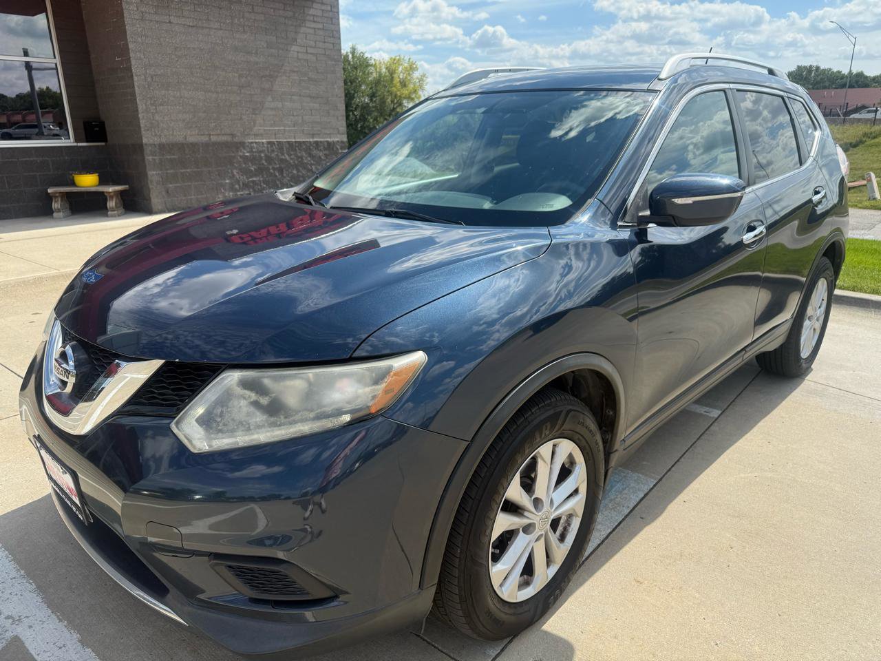Used 2015 Nissan Rogue SV AWD/4WD image 2