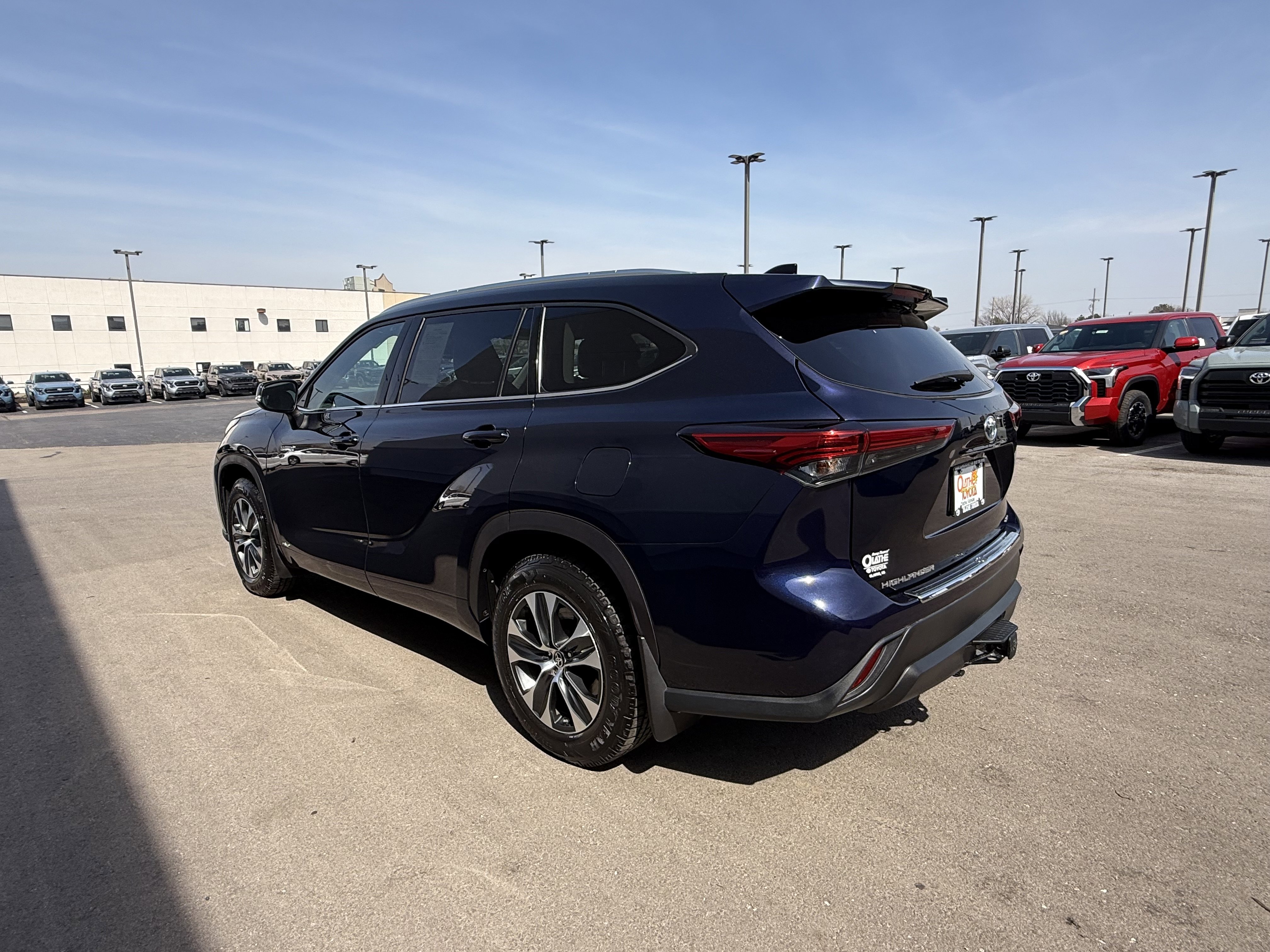 Used 2020 Toyota Highlander XLE image 3