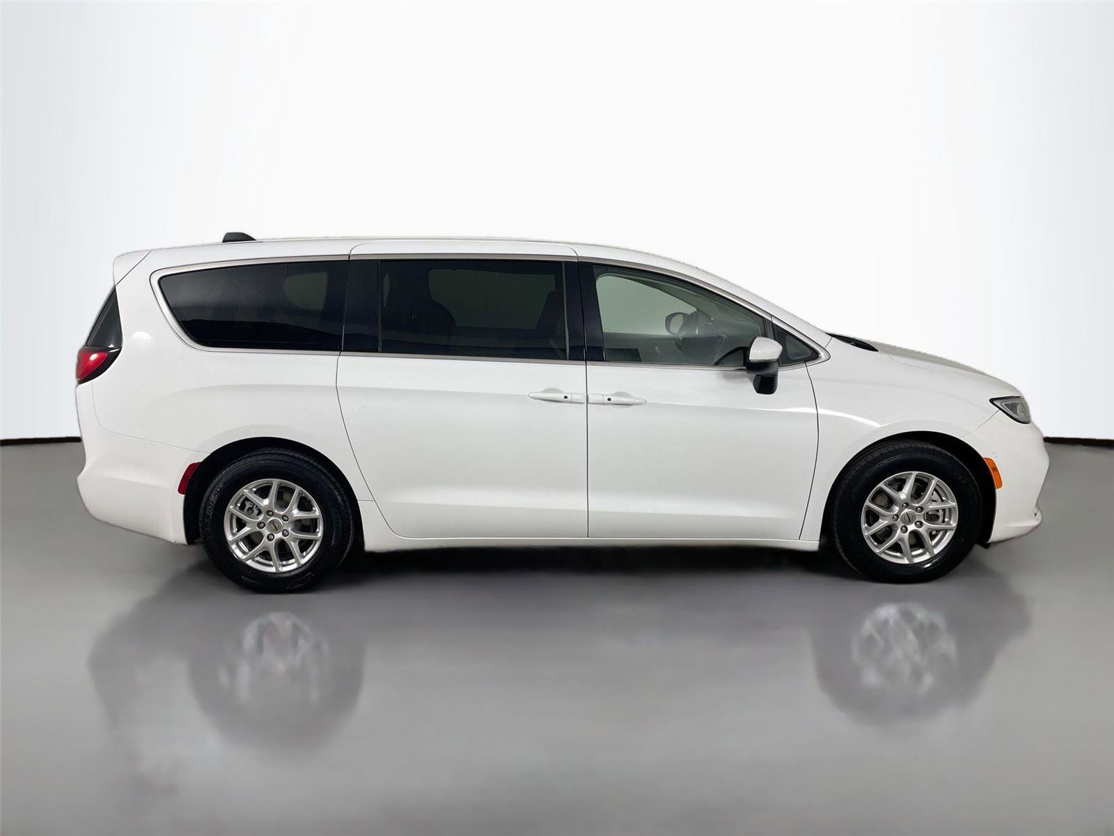 Used 2023 Chrysler Pacifica Touring-L image 17