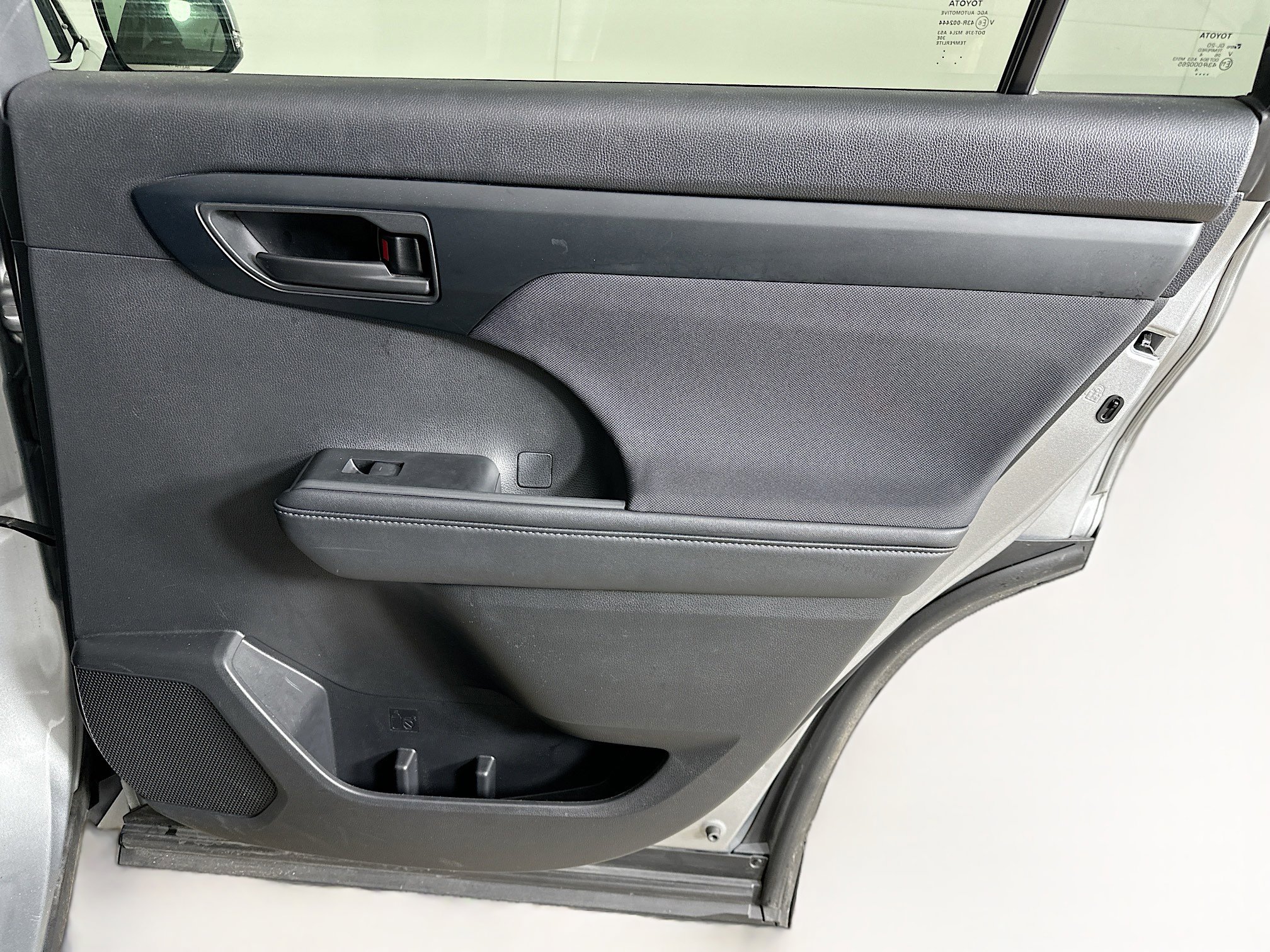 Used 2024 Toyota Highlander LE image 32