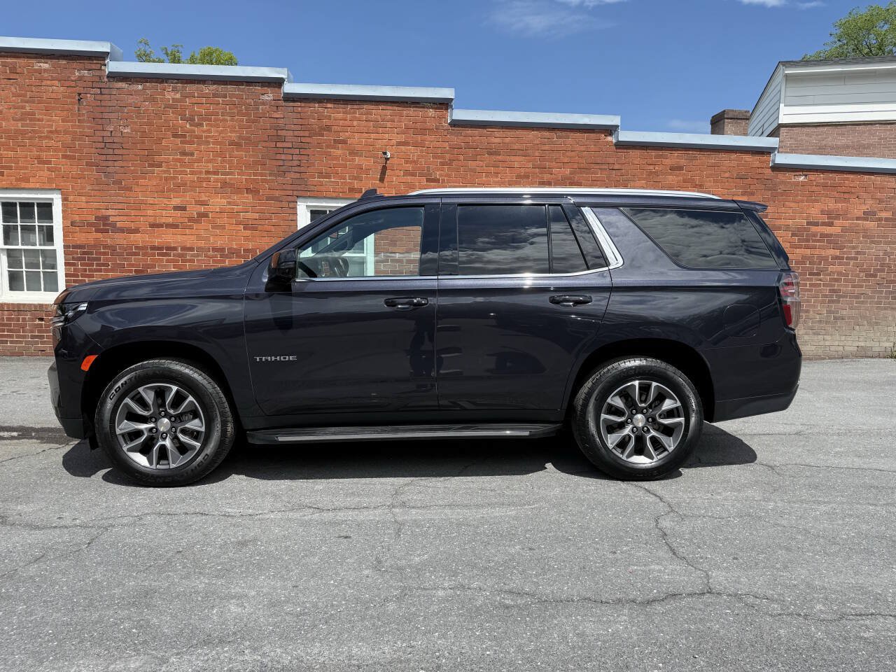 Used 2024 Chevrolet Tahoe LT w/ Luxury Package AWD/4WD image 1